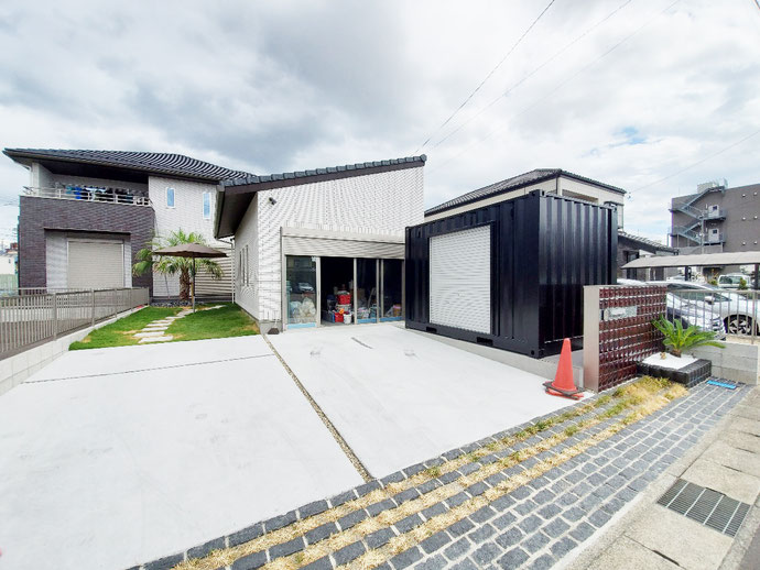 岐阜県各務原市 NEWVANコンテナ12ftシャッター付マットブラック塗装納品