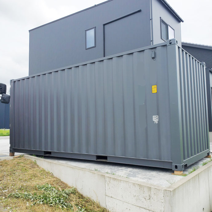 富山県富山市 NEWVANコンテナ20ftグレーシャッター付観音扉外し設置