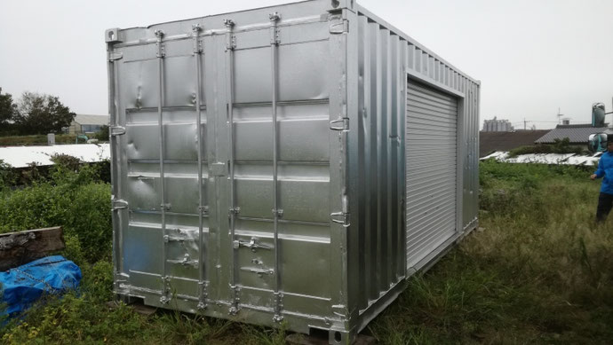 知多郡美浜町 中古コンテナ20ftシャッター付･シルバー塗装設置