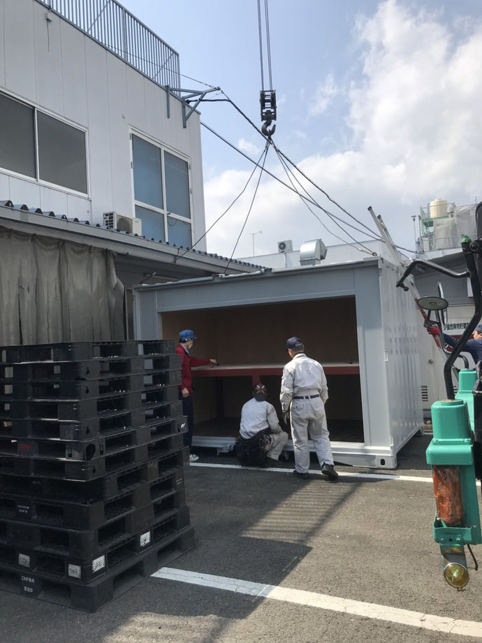 京都府久世郡 中古コンテナ12ftシャッター3000内装+棚作成設置