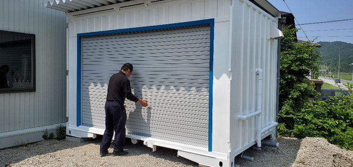 滋賀県米原市 中古貨物コンテナ12ft屋根付きトイレコンテナ仕様設置
