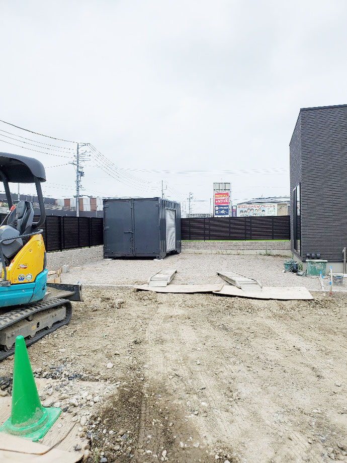 岐阜県羽島市 中古コンテナ12ftシャッター･グレー塗装設置