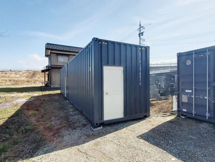 福井県福井市 NEWVANコンテナ20ftグレ―ドア付き4本設置