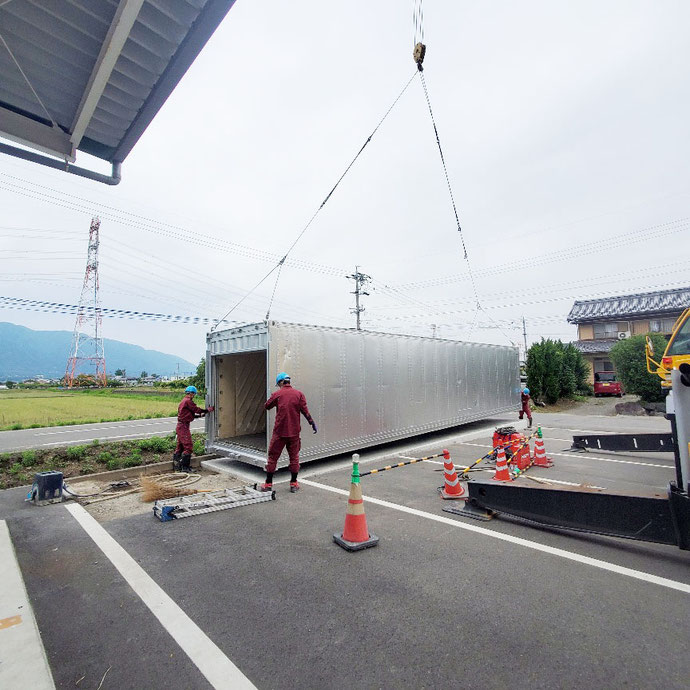 養老郡養老町 中古コンテナ40ftリーファ･シャッター･シルバー塗装品設置