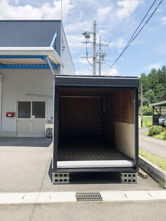 岐阜県関市 中古2tアルミコンテナ黒シャッター付設置