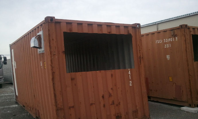 春日井市へ中古コンテナ20ftコンテナ窓＋シャッター改
