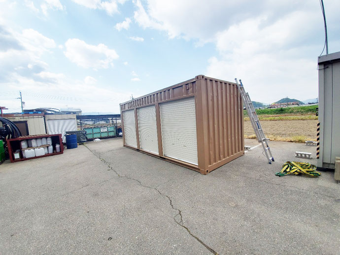 高山市松本町 中古コンテナ20ftシャッター改･黄土色設置