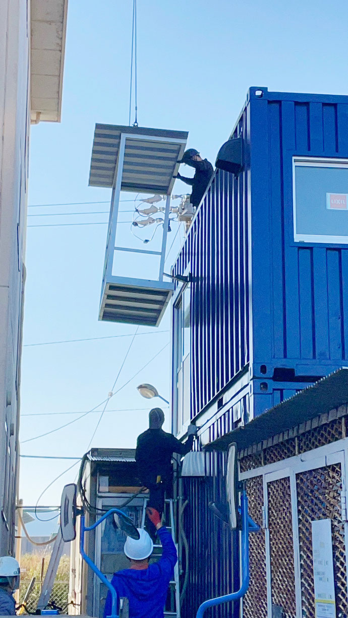 岐阜県大垣市 中古コンテナ20ftブルー塗装・ドア・窓・換気扇・内装・玄関庇・階段・ミニキッチン付き設置