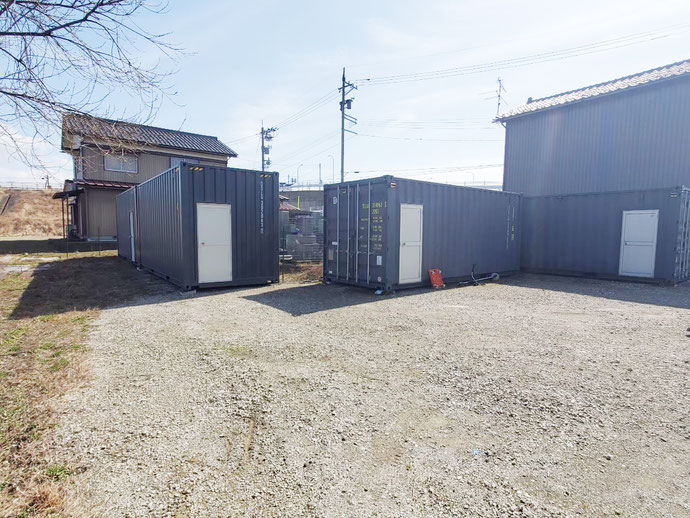 福井県福井市 NEWVANコンテナ20ftグレ―ドア付き4本設置