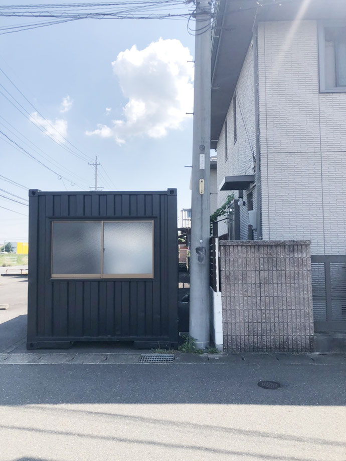 岐阜市柳津町 中古ドライコンテナ13ftブラックシャッター・窓付設置
