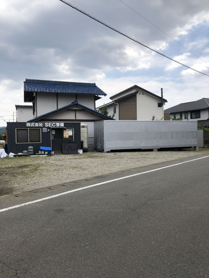 岐阜県本巣市 中古大型アルミコンテナ現状品設置