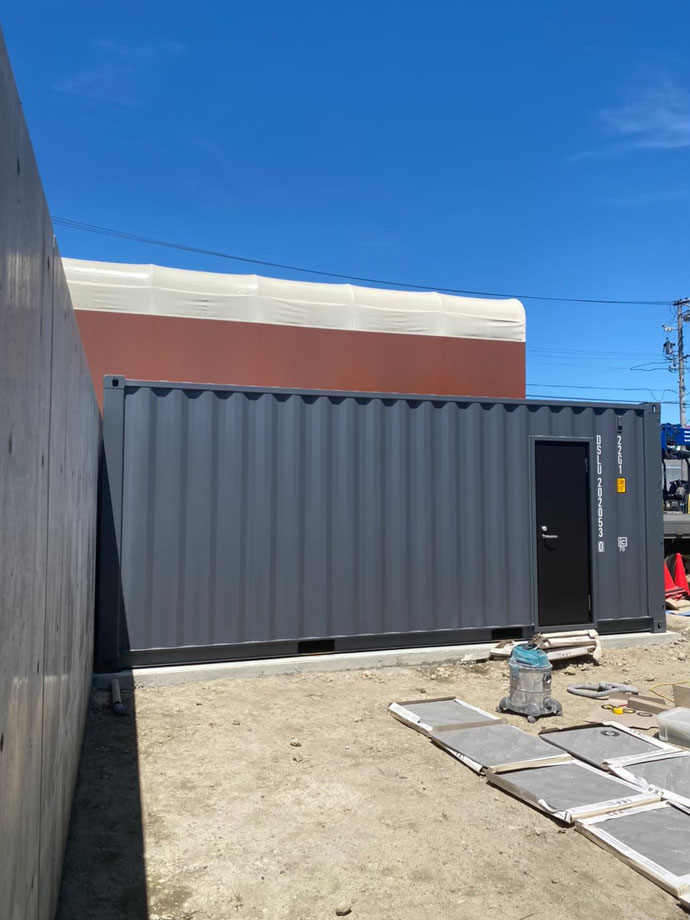 岐阜市中鶉 NEWVANコンテナ20ftドア付グレー設置