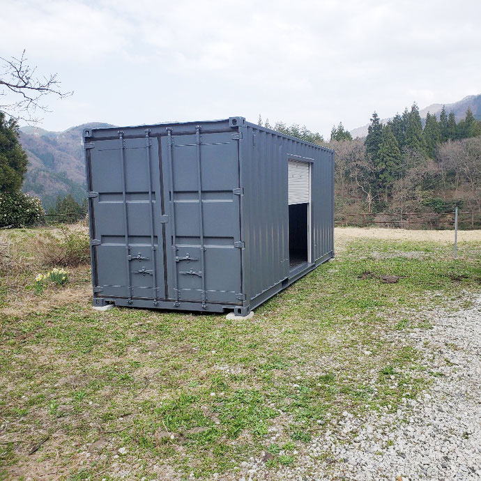 富山県富山市 中古コンテナ20ftグレー･1800シャッター･ブロック設置