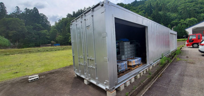 岐阜県高山市 中古コンテナ20ftシルバー塗装設置