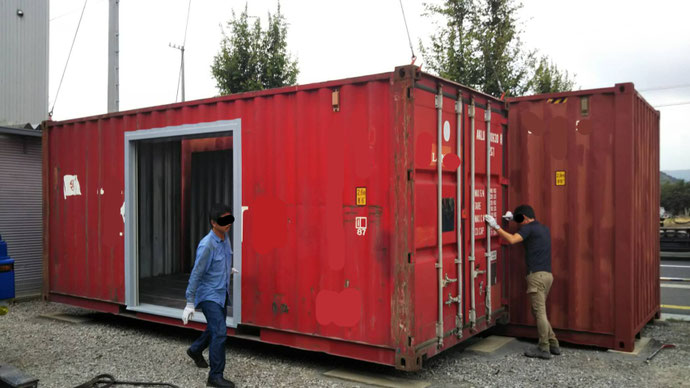 岐阜県岐阜市 中古コンテナ20ftシャッターカット加工、40ftハイキューブカット加工設置