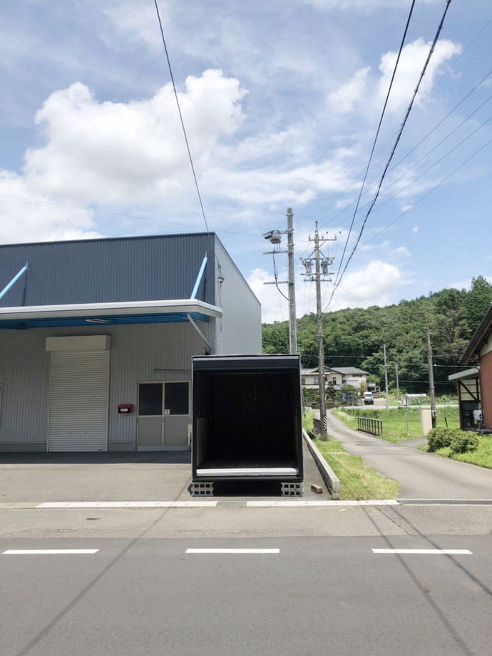 岐阜県関市 中古2tアルミコンテナ黒シャッター付設置