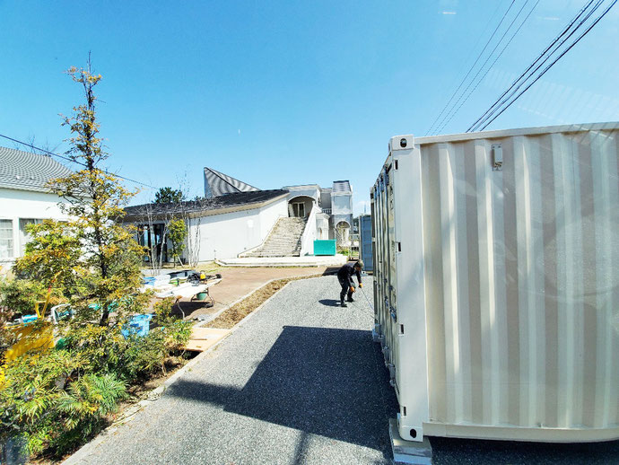 滋賀県彦根市 NEWVANコンテナ20ftアイボリー×2本設置