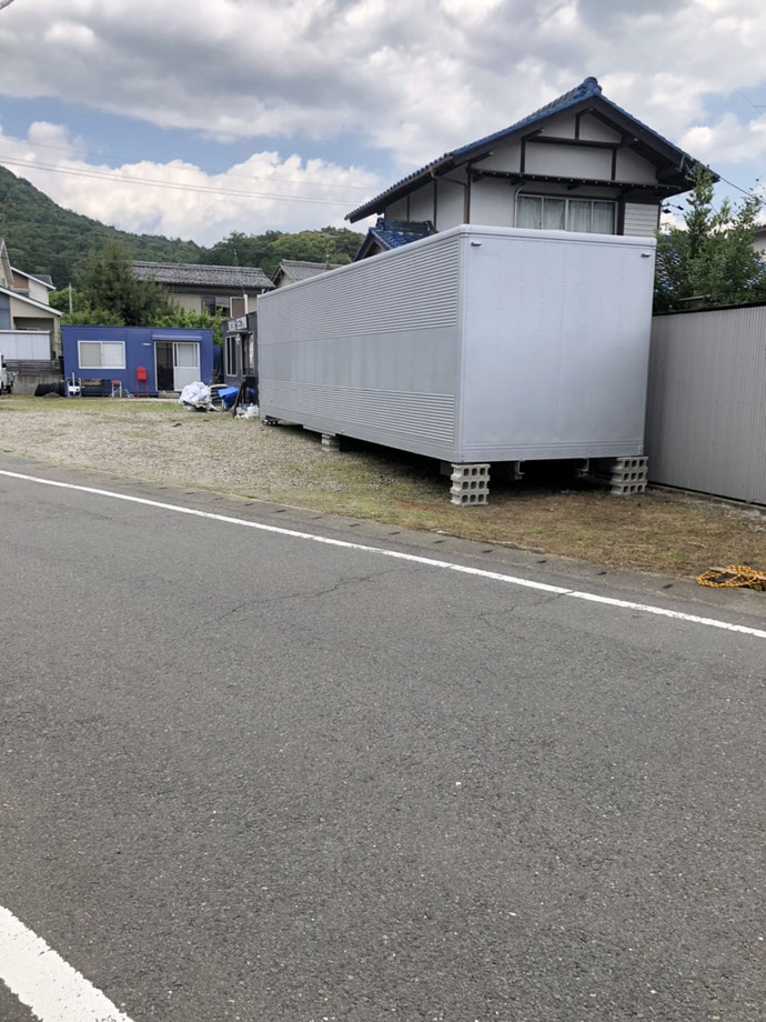 岐阜県本巣市 中古大型アルミコンテナ現状品設置