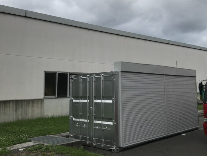 岐阜県関市 中古コンテナ20ftシャッター付シルバー塗装他設置