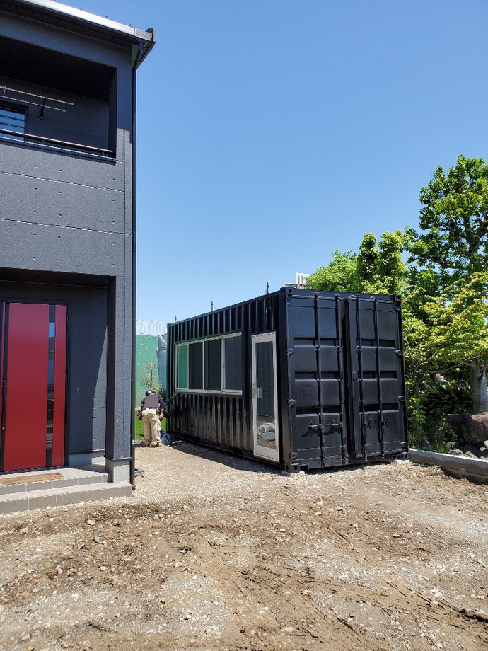 展示品 20FT海上コンテナ・改造ガレージ、塗装、窓2か所設置済み