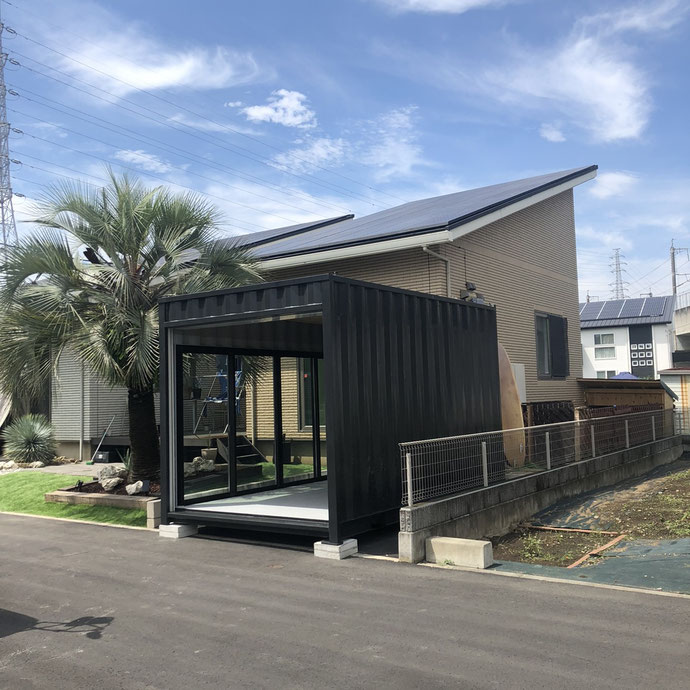 群馬県高崎市 中古コンテナ13ftシャッター付ブラック納品