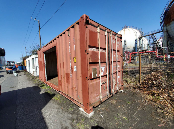 神奈川県川崎市 中古コンテナ20ftシャッター付設置