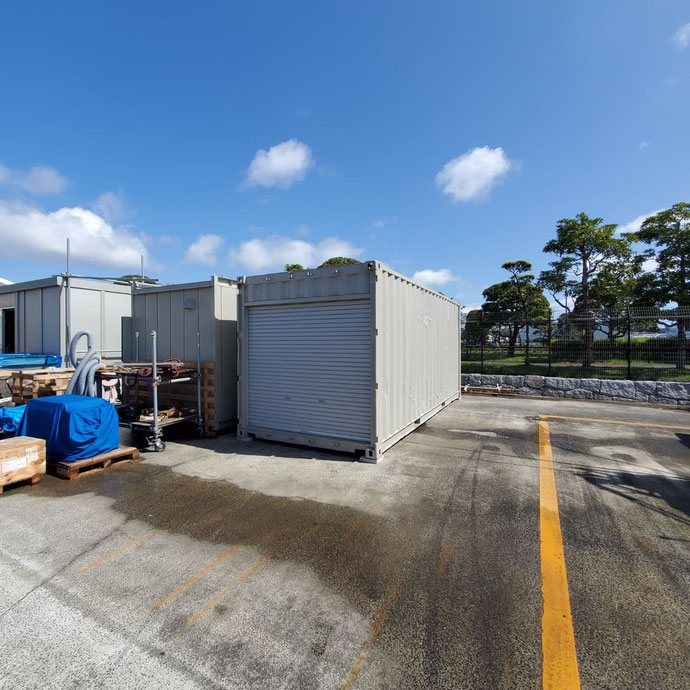 茨城県東茨城郡 中古コンテナ20ftシャッター付グレー塗装納品