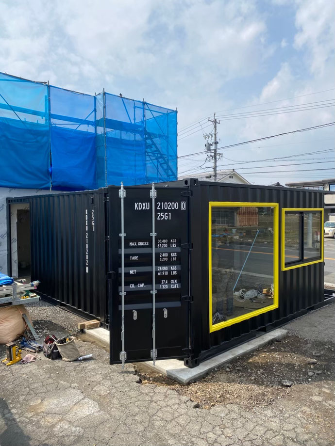岐阜県岐阜市 NEWVANコンテナ20ft大窓･L型ドッキング･エントランス造作･観音扉移植2箇所･片引き戸設置