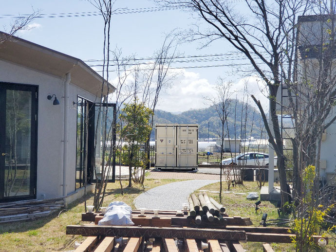 滋賀県彦根市 NEWVANコンテナ20ftアイボリー×2本設置