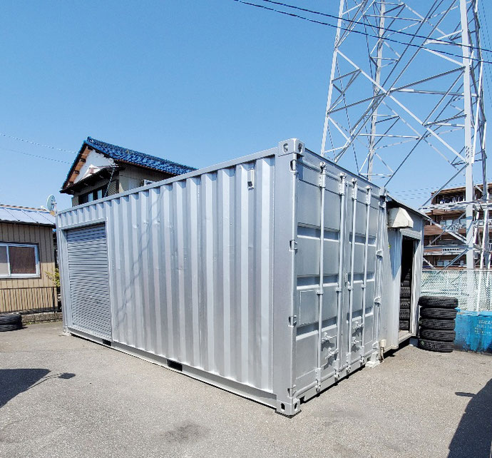 大垣市三本木 中古コンテナ20ftシャッター付シルバー塗装･電気換気扇他設置