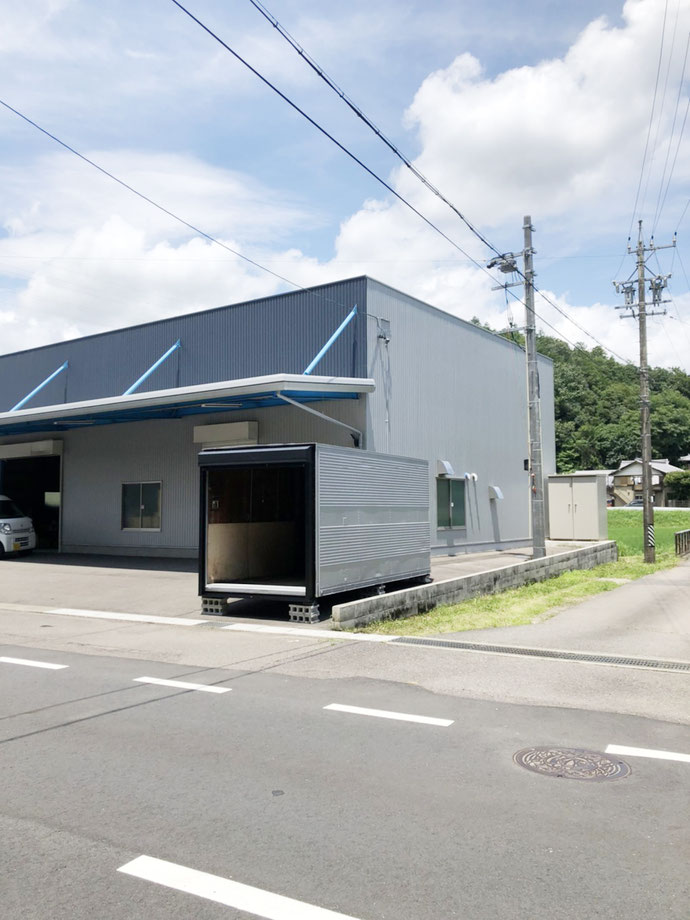 岐阜県関市 中古2tアルミコンテナ黒シャッター付設置