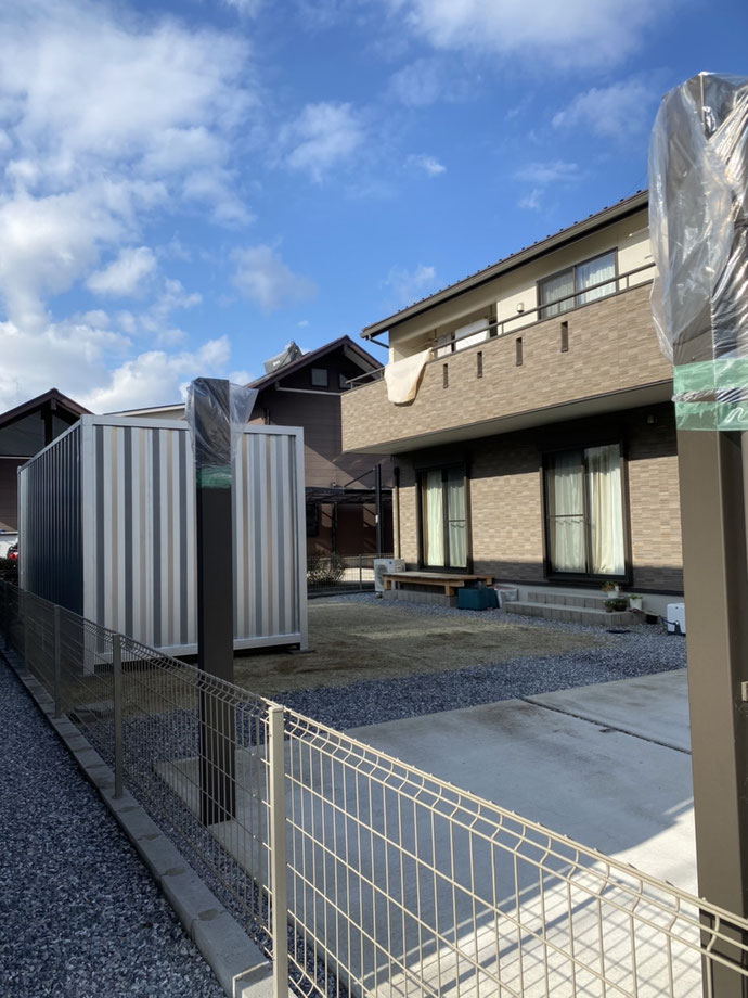 岐阜県不破郡 中古コンテナ20ft2シャッター間仕切りシルバー設置