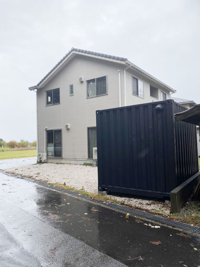 富山県富山市 中古コンテナ10ftシャッター付ブラック設置