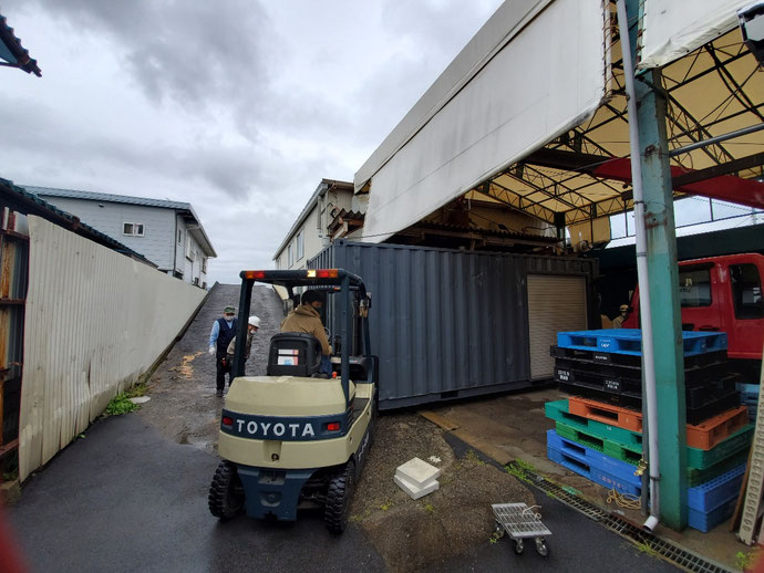大垣市桧町 中古コンテナ20ftグレー塗装シャッター付設置