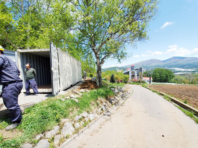 長野県上田市 中古コンテナ12ftNEWVANコンテナ20ftアイボリー設置