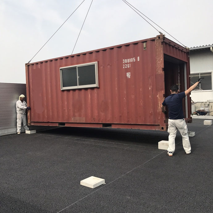 岐阜市柳津町 中古コンテナ20ftシャッター・窓付納品