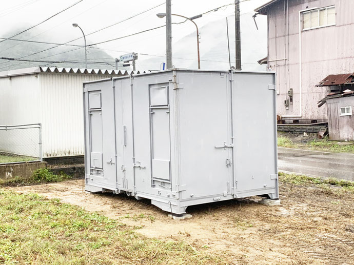 飛騨市古川町谷 中古コンテナ12ft貨物通風･グレー塗装設置