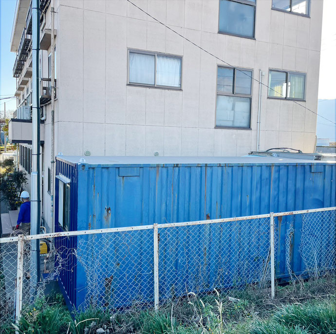 岐阜県大垣市 中古コンテナ20ftブルー塗装・ドア・窓・換気扇・内装・玄関庇・階段・ミニキッチン付き設置