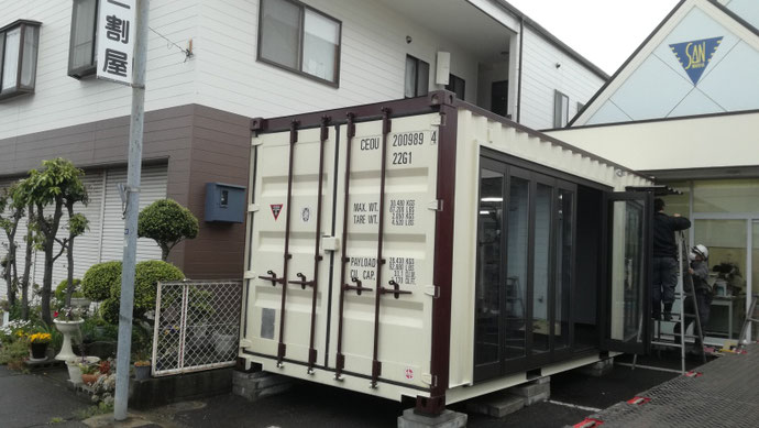 愛知県一宮市 NEWVANコンテナ20ft内装・カウンターテーブル足置き・折れ戸・FIX窓設置