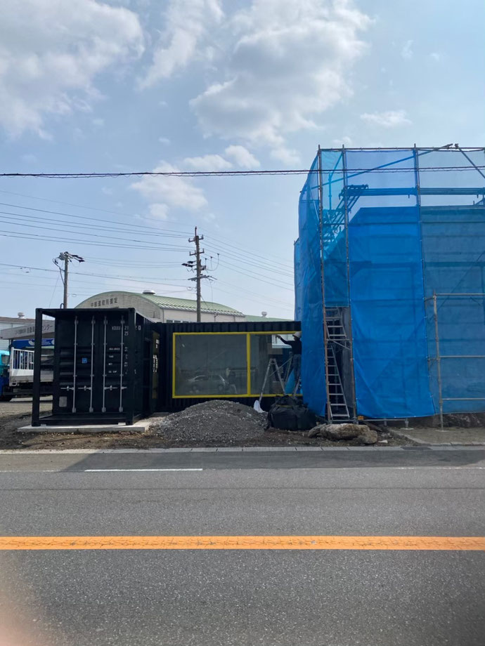 岐阜県岐阜市 NEWVANコンテナ20ft大窓･L型ドッキング･エントランス造作･観音扉移植2箇所･片引き戸設置