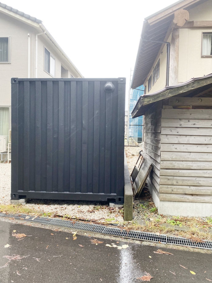 富山県富山市 中古コンテナ10ftシャッター付ブラック設置