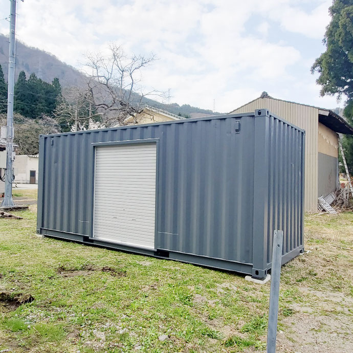 富山県富山市 中古コンテナ20ftグレー･1800シャッター･ブロック設置