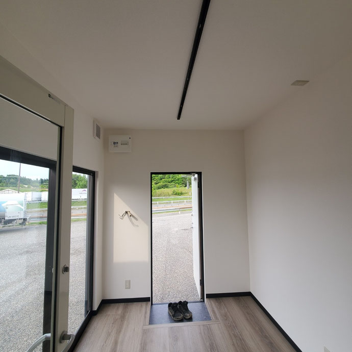 富山県富山市 NEWVANコンテナ20ftハイキューブ改造品納品