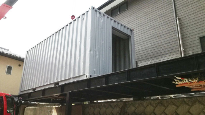 京都府京都市 中古コンテナ20ftシャッター付・グレー塗装設置