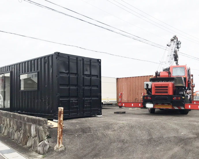愛知県愛西市 中古コンテナ20ft内装済み･窓ドア付･ブラック塗装
