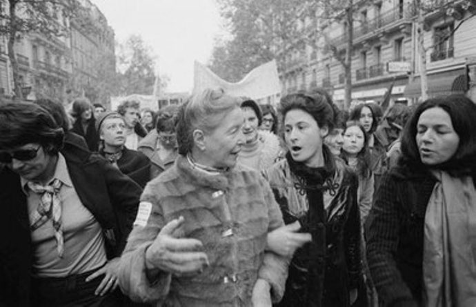 Simone de Beauvoir deltager i en feministisk demo gennem Montparnasse, Paris