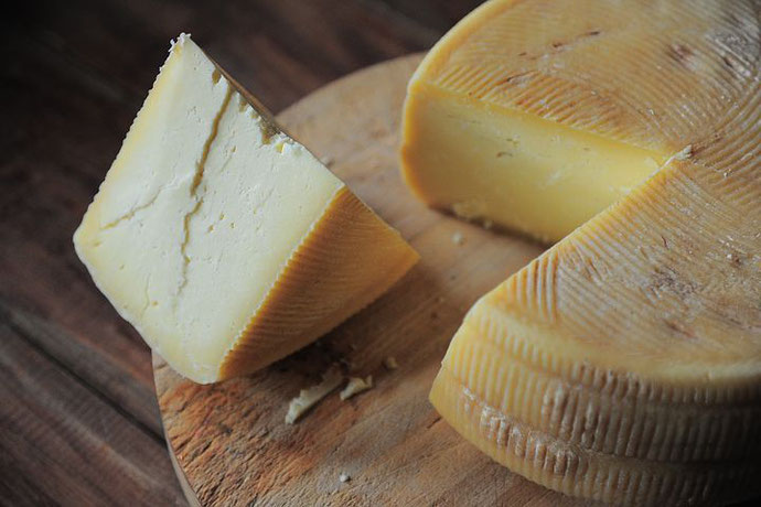 Käse,Queijo,Cheeses auf dem Markt in Portimaõ,Algarve,Portugal