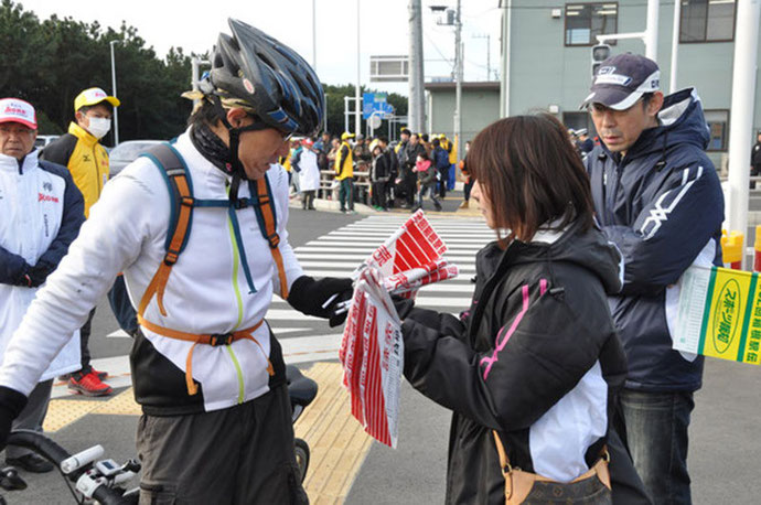 読売新聞社・報知新聞社の応援旗配布業務2