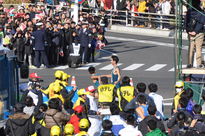 箱根駅伝で青山学院秋山選手のタスキリレー