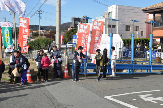 読売新聞社・報知新聞社の応援旗配布業務1